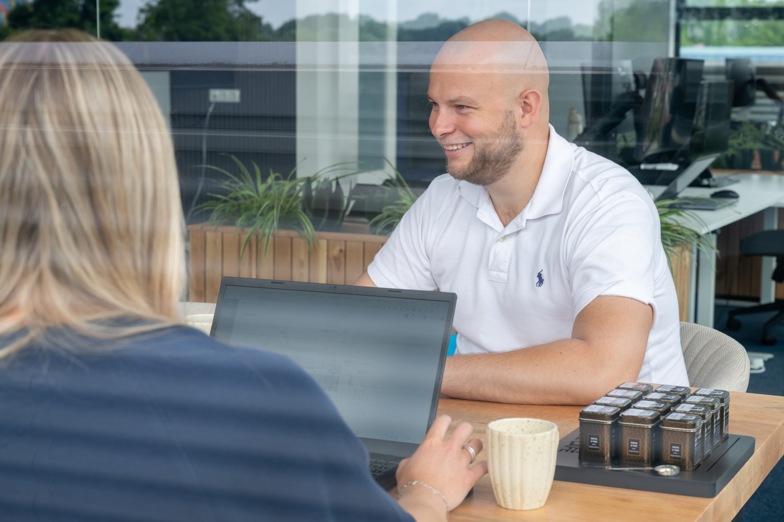 Dashboard laten maken: Tom in gesprek aan tafel
