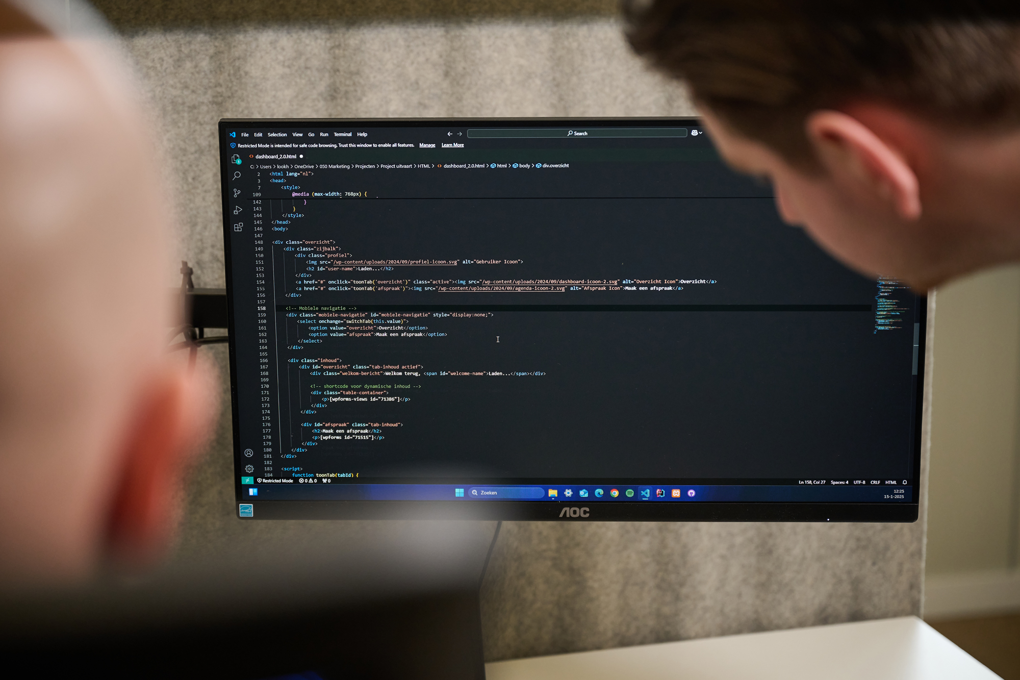 Maatwerk webshop: developers bekijken de code