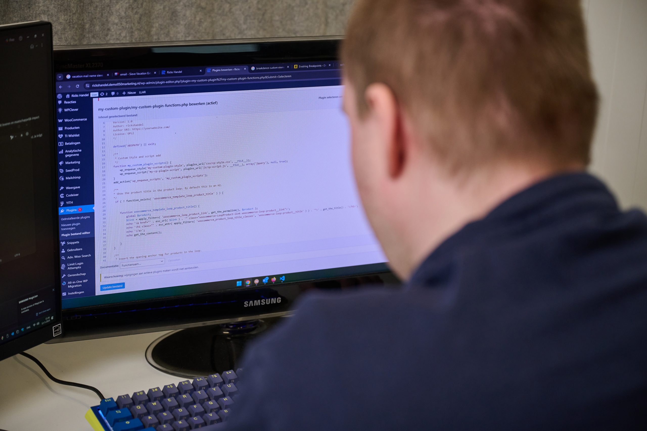 Hosting en WordPress: Jesse aan het werk achter zijn scherm