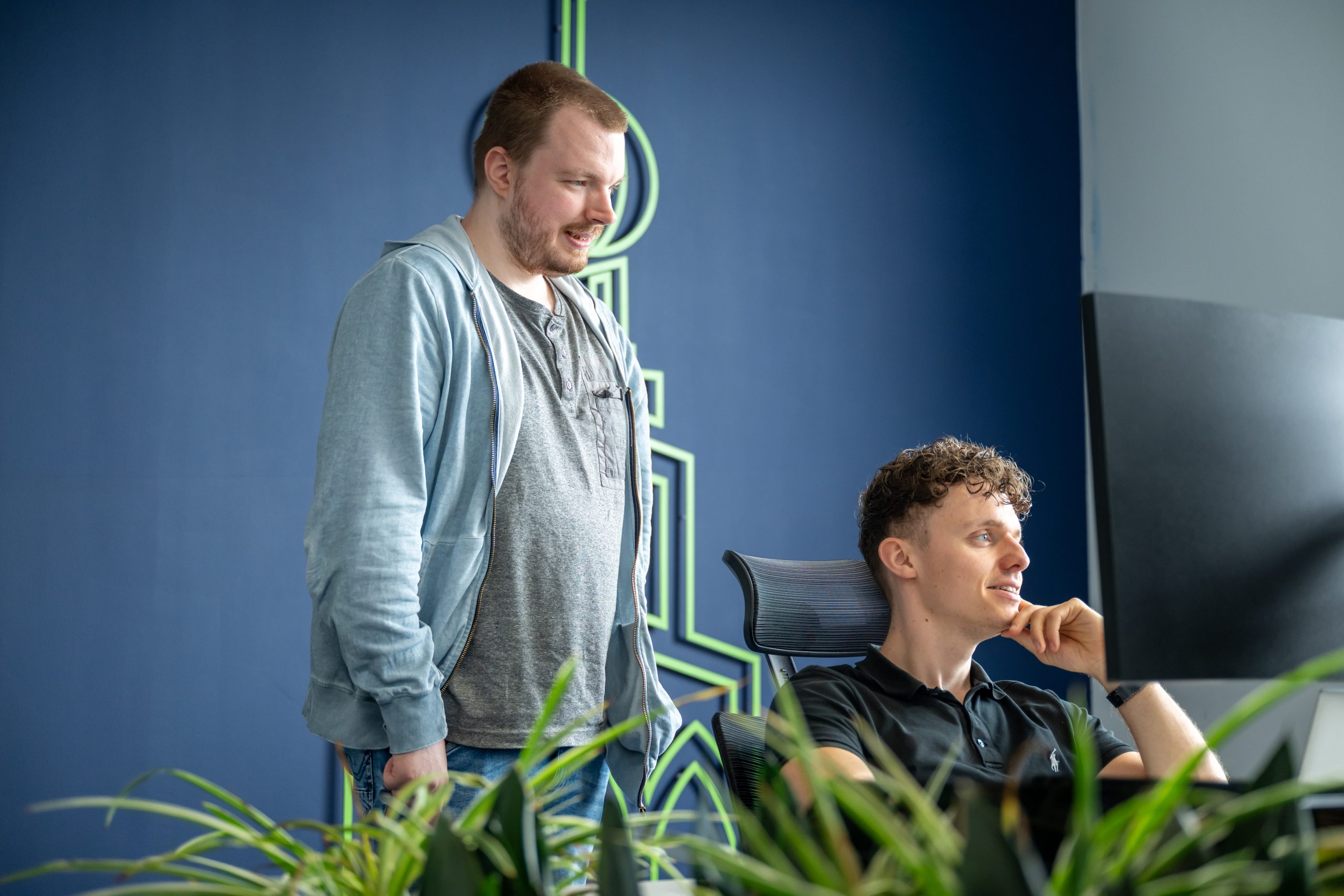 Rients werkt aan procesautomatisering, Jesse kijkt mee