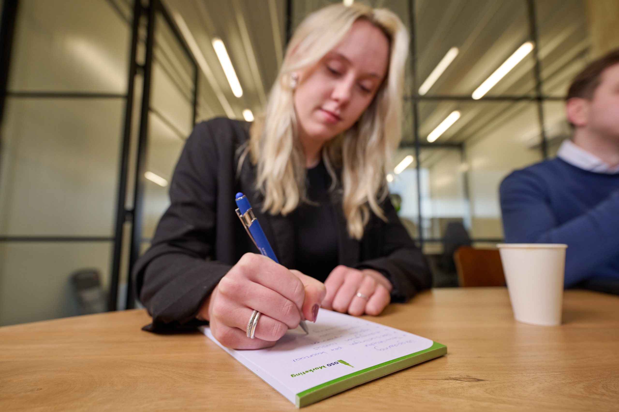 Sanne maakt notitie