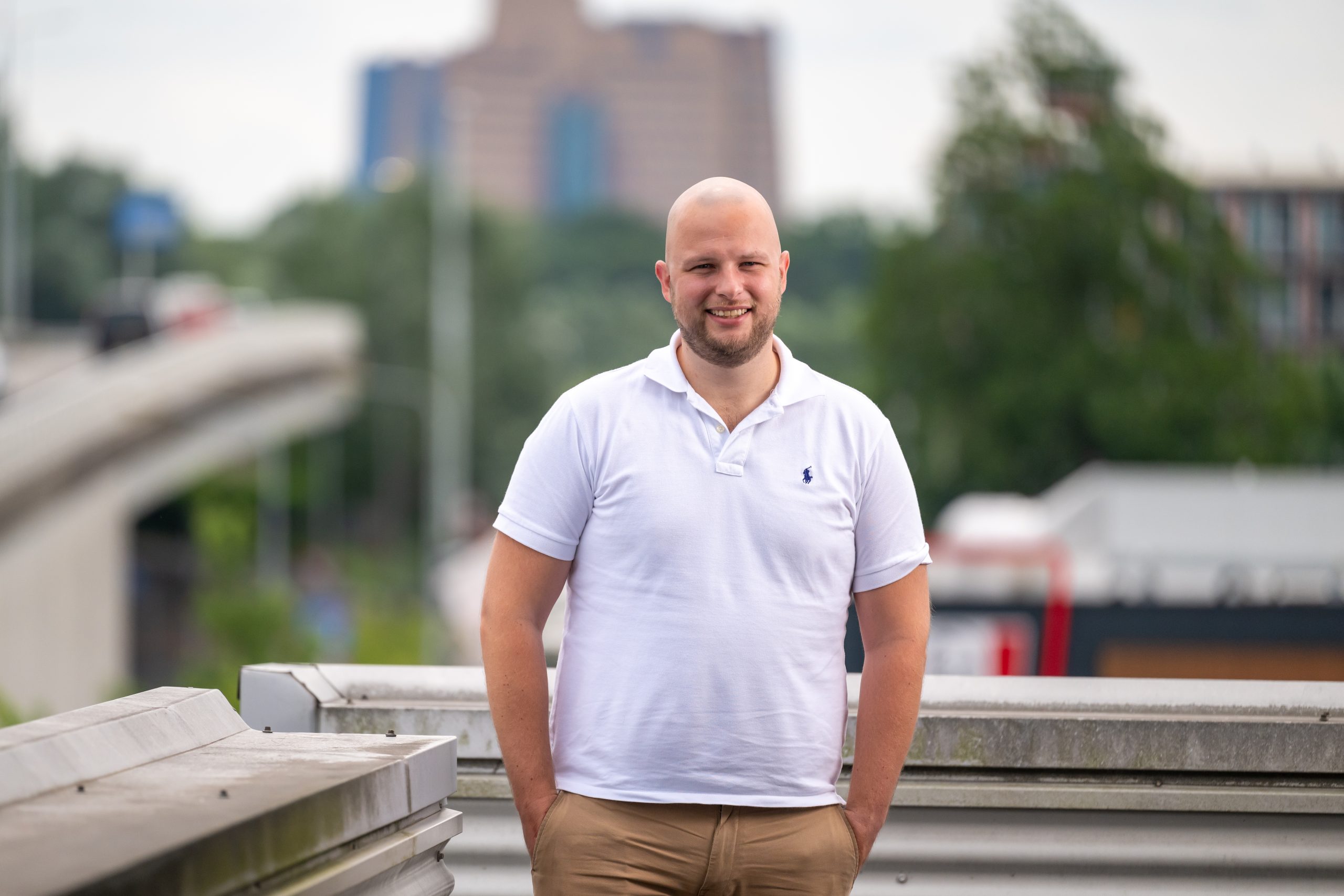 Tom staat buiten met Groningen op de achtergrond