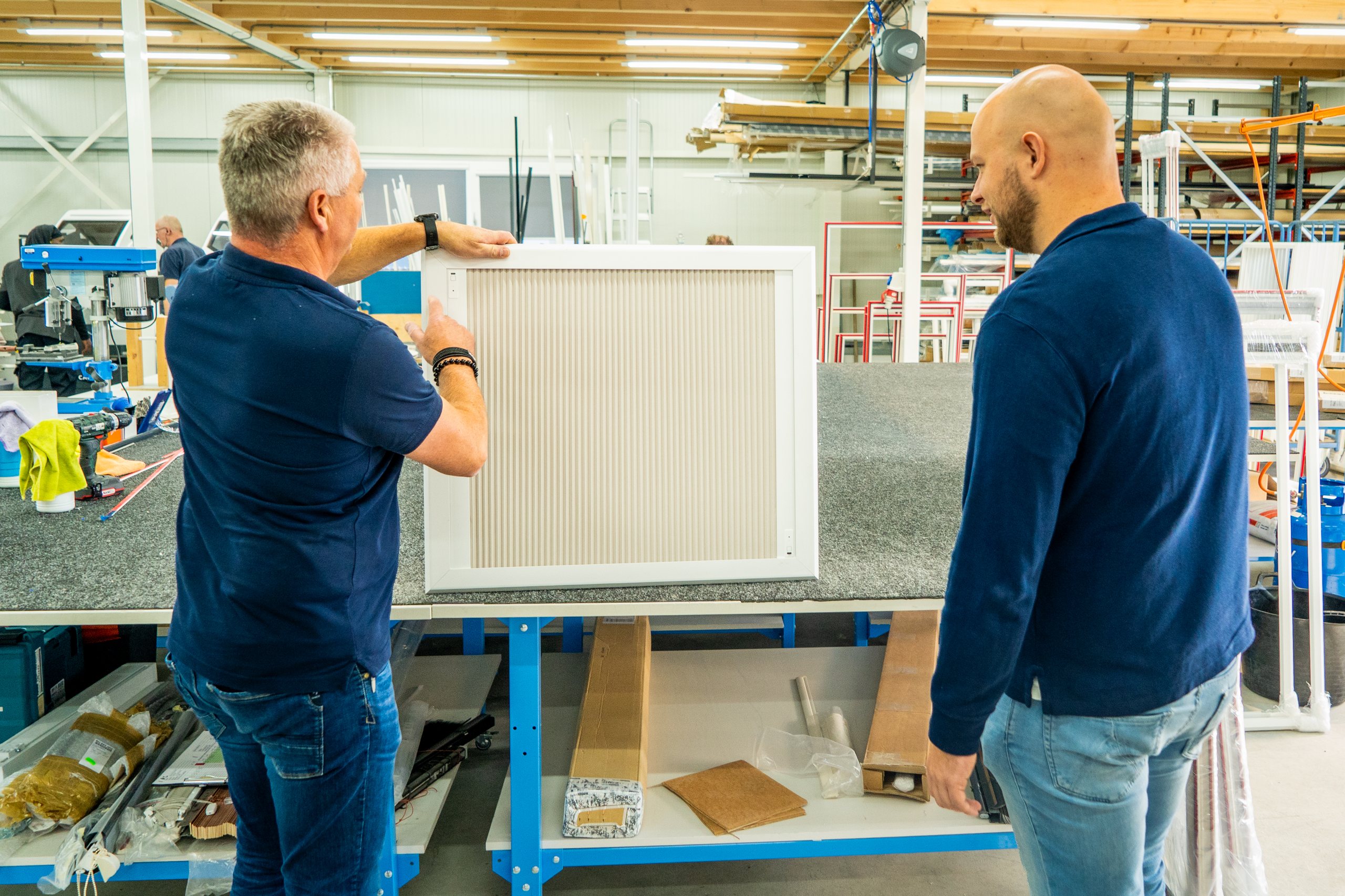 Tom bekijkt een product in de werkplaats van Rol Techniek
