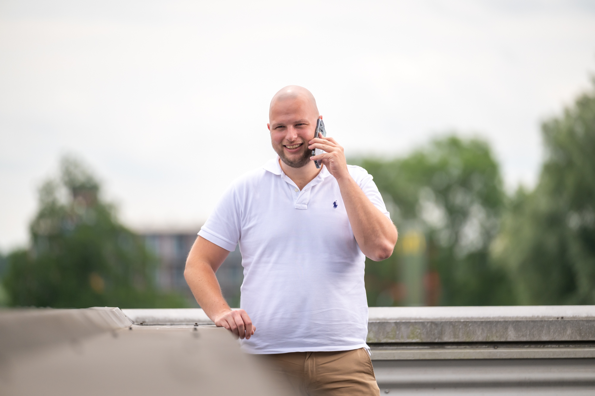 Website onderhoud: twee developers werken aan de code