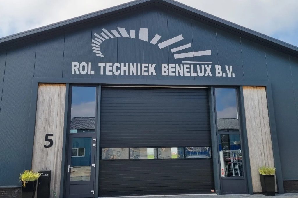 Bedrijfspand van Rol Techniek Benelux B.V. met logo en naam op de gevel